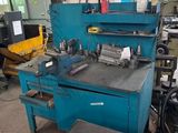 une machine qui se trouve dans une pièce où il y a de nombreuses machines