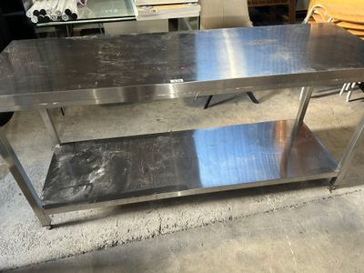 une table en acier inoxydable avec une étagère en dessous