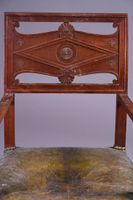 Fauteuil en acajou mouluré et sculpté, le dossier légèrement… (photo 4)