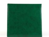 un carnet en cuir vert avec une page blanche sur la couverture
