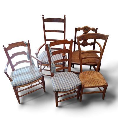 six chaises et une table dans une pièce