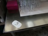 une table sur laquelle sont posés plusieurs verres