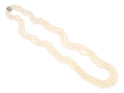 un collier de perles à trois rangs muni d'un fermoir en diamant