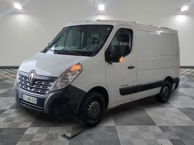 la photo d'une camionnette blanche garée dans un garage