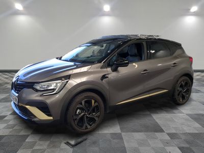 un 4x4 gris garé dans une pièce au sol en damier