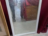 une photo d'un homme se prenant en photo dans un miroir