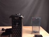 un téléphone portable posé sur une table, à côté d'un autre téléphone portable