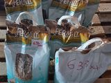 de nombreux sacs de croquettes pour chien sur une palette