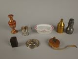 de nombreux objets différents posés sur une table
