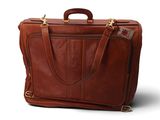 une mallette en cuir marron sur fond blanc, avec une étiquette sur la poignée