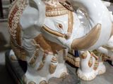 une statue d'éléphant avec un oiseau sur le dos