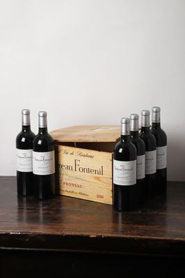 plusieurs bouteilles de vin posées sur une table à côté d'une caisse en bois