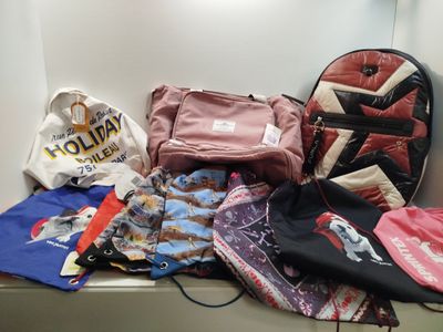beaucoup de vêtements et un sac sur une étagère