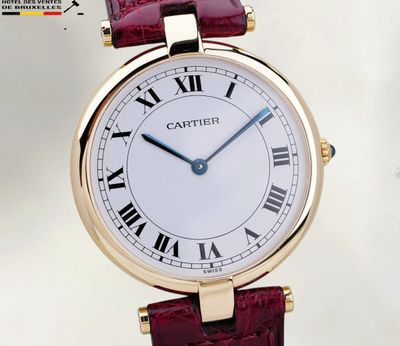 gros plan d'une montre-bracelet avec des chiffres romains