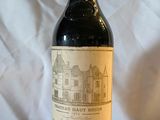 une bouteille de vin posée sur une table