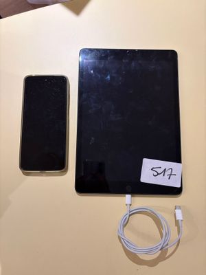 deux téléphones et un chargeur posés sur une table