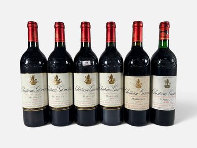 six bouteilles de vin rouge alignées sur une surface blanche