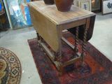 une petite table sur laquelle se trouve une plante en pot