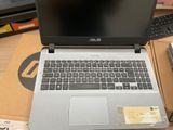 un ordinateur portable posé sur une boîte