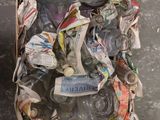 une boîte pleine de déchets posée par terre