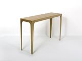 une petite table avec un plateau en bois sur fond blanc