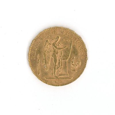 une pièce d'or ornée d'une statue sur une surface blanche