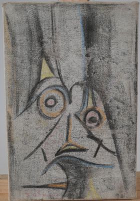 une photo d'un tableau représentant un visage accroché au mur