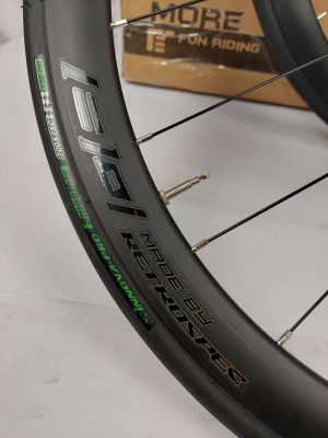 un gros plan sur un pneu de vélo avec une boîte en arrière-plan