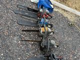 plusieurs skis sont alignés sur le bord de la route