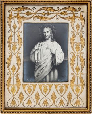 CADRE orné de passementerie brodée, avec une photographie d'…