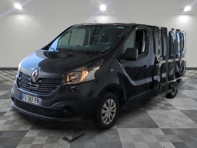 la photo d'une camionnette noire garée sur un sol en damier