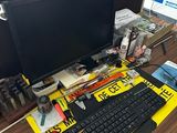 un bureau d'ordinateur équipé d'un clavier et d'un écran
