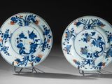 une paire d'assiettes bleues et blanches ornées de fleurs et d'oiseaux