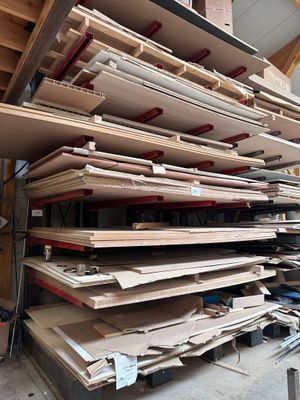 une grande pile de planches de bois empilées les unes sur les autres