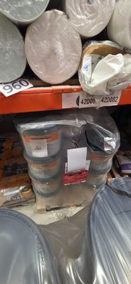 de nombreux rouleaux de papier toilette sur les rayons du magasin