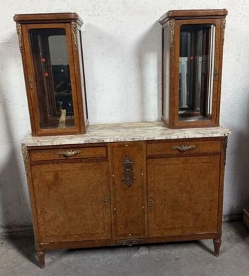 deux armoires en bois surmontées de miroirs, dans une pièce