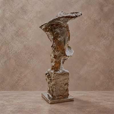 une image représentant une sculpture représentant la tête d'un homme posée sur un rocher