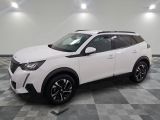 La Toyota RAV blanche est garée sur un sol en carrelage à damier.