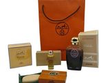 un assortiment de flacons de parfum et de boîtes posés sur une surface blanche