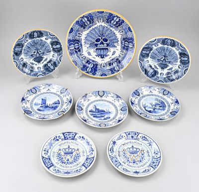 un ensemble d'assiettes bleues et blanches