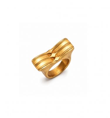 gros plan d'une bague en or sur fond blanc