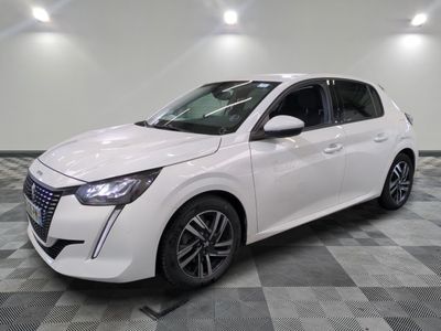la voiture blanche est garée sur le sol à carreaux d'une pièce