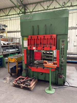 a picture of a machine that is sitting in a warehouse