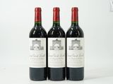 trois bouteilles de vin rouge posées côte à côte sur une table
