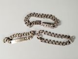 deux bracelets à chaîne en argent posés sur un fond blanc, avec un fermoir en argent