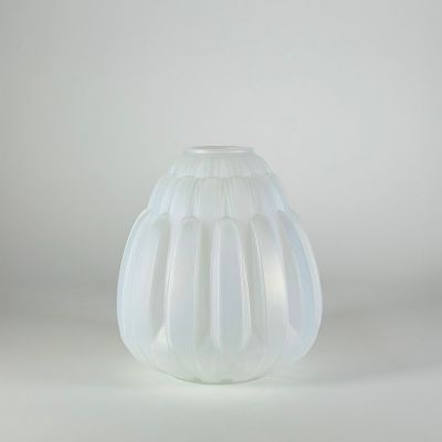 un vase blanc posé sur une table