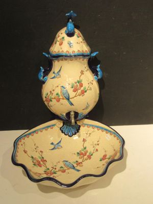 un vase bleu et blanc orné d'un motif d'oiseau