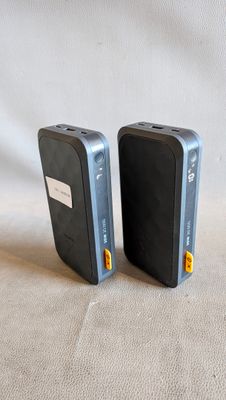 deux appareils électroniques posés côte à côte sur une table