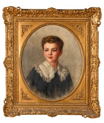 portrait d'une jeune fille en robe bleue à col blanc