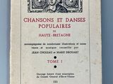 un vieux livre posé sur une table à côté d'une tasse de café
